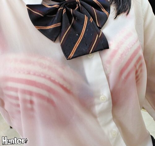 教室内のブラ透け度200％で目のやり場に困る！登校中のゲリラ豪雨でズブ濡れになった女子たちはみんなブラ透け透け状態！その中に男はボク1人…