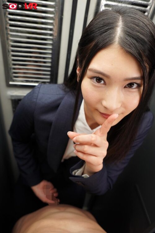 【VR】【密室ロッカー内VR】女子更衣室の【ロッカーの中】に片想いの美人先輩OLと2人きりで入ると‘キスまで5cm’息がかかる距離で思わず勃起してHな空気になり…扉の向こうに同僚がいるのに密着ピストンで何度も絶頂を求める 本庄鈴