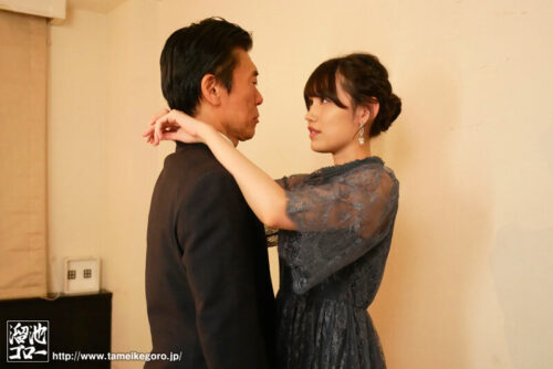 生徒の誘惑に理性を保った俺が、人妻になったその子の色気に負けた12年後の再会 岬さくら