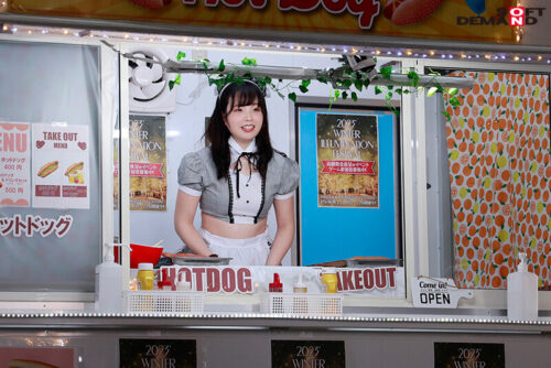 イルミネーションを見に来ていた冬休み中の女子大生さん 「半裸で移動販売してみませんか？」お客さんにバレないよう10分おきに過激になる下半身イジられミッションに耐えられるか！？