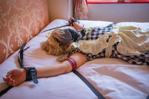 メイド服姿の女の子が大の字拘束されて踏まれたりムチ打たれたり快楽責め(natsumi) コスプレハード