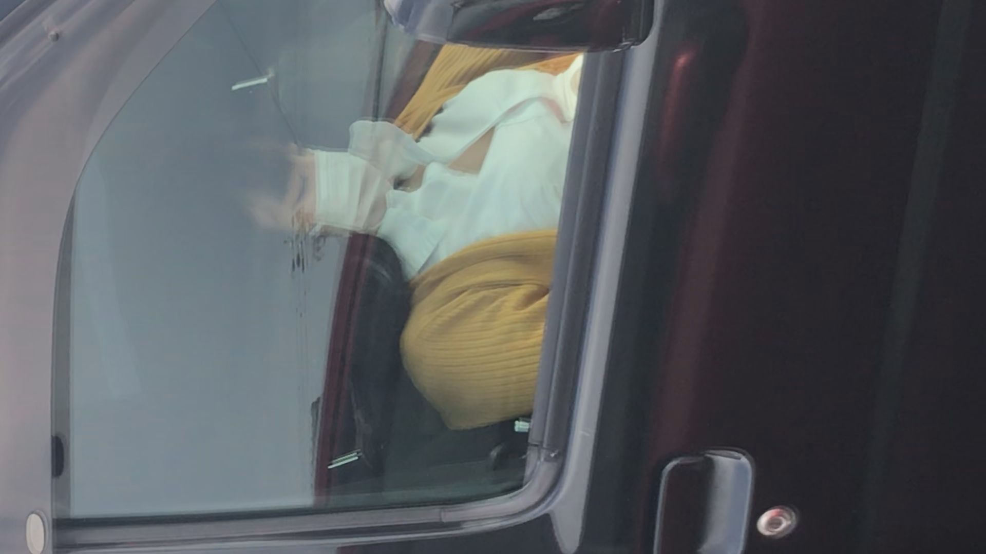 【侵入**】 目を開けるのが精一杯の抵抗。恐怖で固まってしまった彼女の可愛い乳首❤ 同人動画