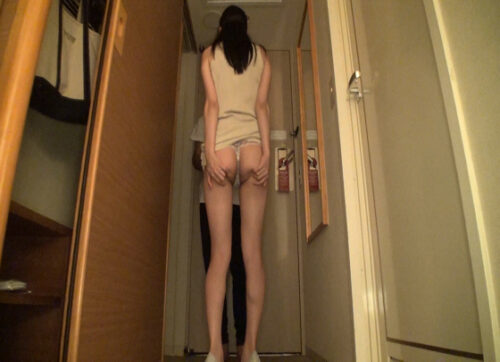 乳首が性感帯の優衣ちゃんは触れるだけでビクビク感じちゃう超敏感アイドル。目隠しした状態で愛撫、フェラ、ピクピク悶絶イキまくり！ 同人動画