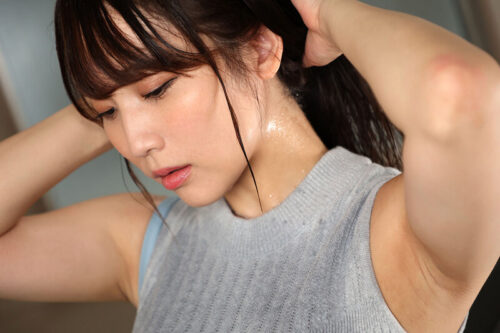 【VR】上の階の人妻さんは、雨天を理由にボクを誘惑する。しっとり濡れた官能ボディに踊らされ、精巣を貪るキラー騎乗位で気が済むまでオカされました。 倉多まお