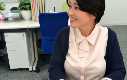 Curvy Part-Time OL Begs for Creampie: Akiko Yanagisawa