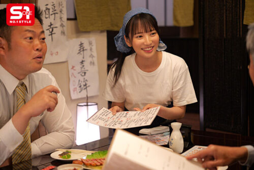 終電逃してセクハラ店長とまさかの相部屋…朝まで続くキモい性交に不覚にも感じてしまった汚れを知らないバイトちゃん 榊原萌