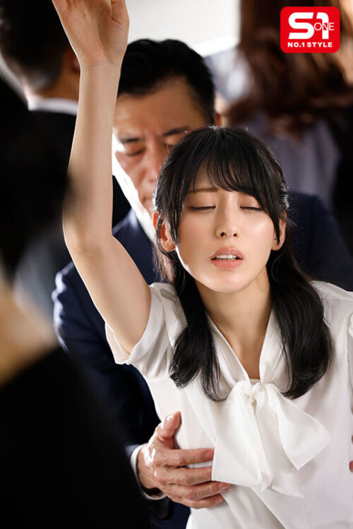 聖職者でありながら電車痴●の虜になってしまった女教師 金松季歩