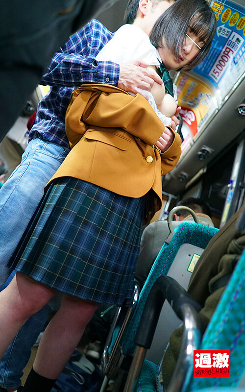 満員バスで背後から制服越しにねっとり乳揉み痴●され腰をクネらせ感じまくる巨乳女子○生19 推定Fカップ/美乳女子○生