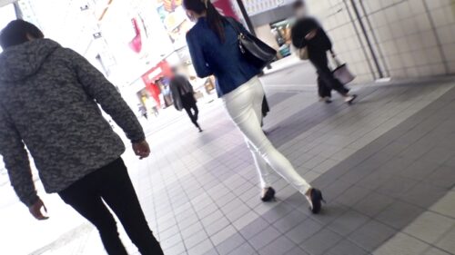 
 「マジ軟派、初撮。 1784 スタイル良し！スーツの似合うディーラーを渋谷ナンパ！仕事の合間にちょっとインタビューを受けるはずが…男優の口車に乗せられあれよあれよと脱がされSEX！客には聞かせられない卑猥な声で快感に浸る！」