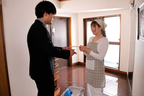 家政婦は脱いだ 恥辱の全裸ご奉仕 櫻茉日