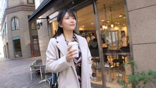 
 「マジ軟派、初撮。 1752 ナンパしてホテルに連れ込んだお姉さん、脱がすとスレンダー美脚の至高ボディ！加えてスベスベプリプリの極上丸尻！顔射で〆る事が多いこのシリーズですが、あまりの美尻っぷりにバック→尻射フィニッシュです♪」