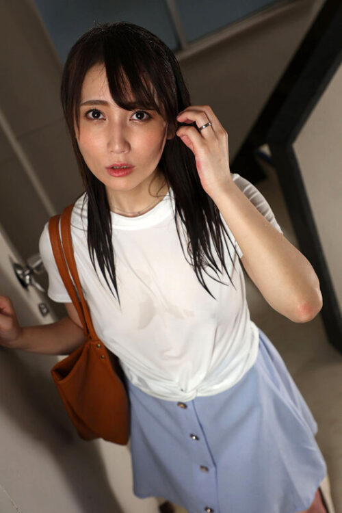 【VR】上の階の人妻さんは、雨天を理由にボクを誘惑する。しっとり濡れた官能ボディに踊らされ、精巣を貪るキラー騎乗位で気が済むまでオカされました。 倉多まお