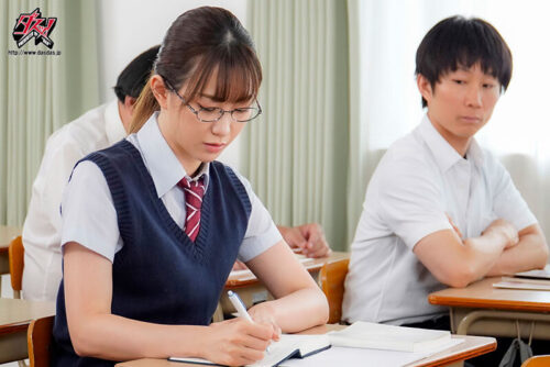 お淑やかで憧れの生徒会長は裏では汗だくになりながら顔射ぶっかけられ狂いの下品女だった。 美谷朱里