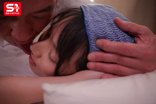 終電逃してセクハラ店長とまさかの相部屋…朝まで続くキモい性交に不覚にも感じてしまった汚れを知らないバイトちゃん 榊原萌