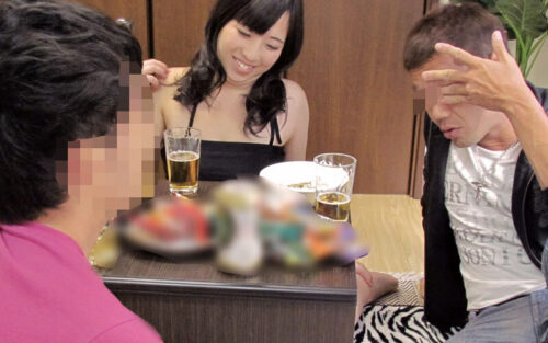 超スリルな状況で絶対にバレてはいけない！酔った旦那が横で熟睡中×他人男との危険なNTR背徳セックス4時間