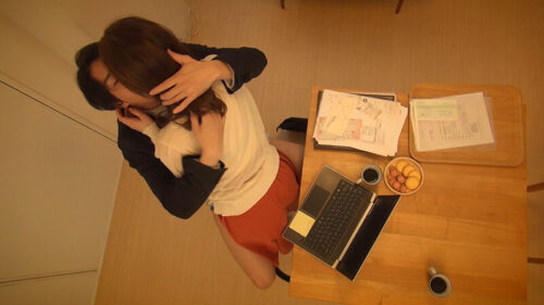 ニンゲン観察 真っ昼間から夫のお抱え税理士とお茶の間不倫SEXに溺れる淫乱若妻