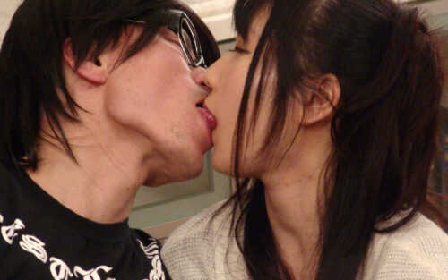 超スリルな状況で絶対にバレてはいけない！酔った旦那が横で熟睡中×他人男との危険なNTR背徳セックス4時間