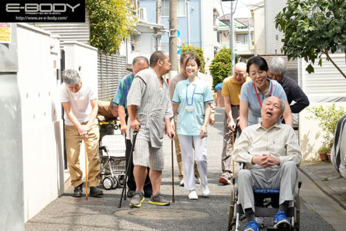 優しくて断れない人妻介護士は 真っ白な女体を高齢者に貪られ… 濃厚こってり計16P乱交 柏木ふみか