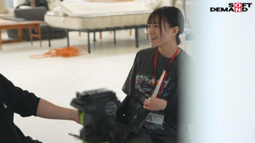 【特典版】SOD女子社員 制作部 中途1年目 岡島明来（24） 工口勉 初AV成果報告