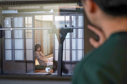 草むしりしているお隣の美人ママさんとじっとり汗だくセックスしまくった思い出の夏の日…。 糸矢めい