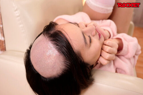 妄想アイテム究極進化シリーズ 無様エロ洗脳アプリスピンオフ ガチ丸坊主編 ~無様なスキンヘッドになる不幸が降りかかり洗脳が進むと羞恥芸も全力でやってしまう女に改変~