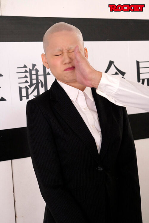 妄想アイテム究極進化シリーズ 無様エロ洗脳アプリスピンオフ ガチ丸坊主編 ~無様なスキンヘッドになる不幸が降りかかり洗脳が進むと羞恥芸も全力でやってしまう女に改変~