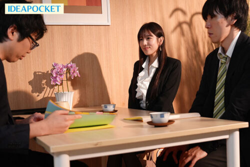 出張先が記録的豪雨で高嶺の花の女社長と相部屋に…大人の色気と官能的美ボディにフル勃起した童貞の僕を受け入れてくれた優しさに甘えて朝まで暴走むしゃぶりつき性交 三澄寧々