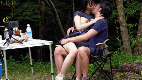 最近付き合った地味だけど隠れ巨乳な彼女と初めてのキャンプデート Tシャツからハミ出した巨乳に火が付いてしまい精子が尽きるまでめちゃくちゃセックスしまくった 彩月七緒