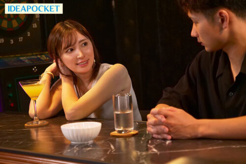 コンビニの年下バイトから女として求愛され 不倫にハマってしまった愛に飢える元タレント人妻 仲村みう