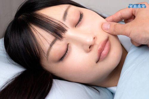 【VR】【心の声が聞こえてくるVR】妹（エッチしたかったなぁ…寂しいけど自分でしようかな…あれ、誰か来た？寝たふりしたけど、どうしよう…なんか触られてる…） 笠木いちか