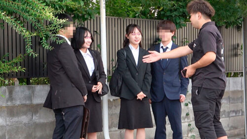 顔出しMM号 新社会人限定 ザ・マジックミラー 社内カップル交換企画！同僚同士の新卒男女4人組が「連続中出しスワッピング脱出ゲーム」に挑戦！大好きな恋人の目の前でイケナイと思いつつも同期の彼チ○ポを生挿入！すぐ横に彼氏がいるのに連続射精中出しSEX！合計中出…