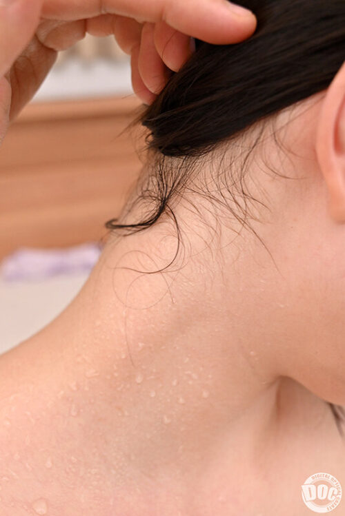 【VR】エアコンがぶっ壊れた真夏の密室で彼女と体液まき散らしSEX 野宮あん