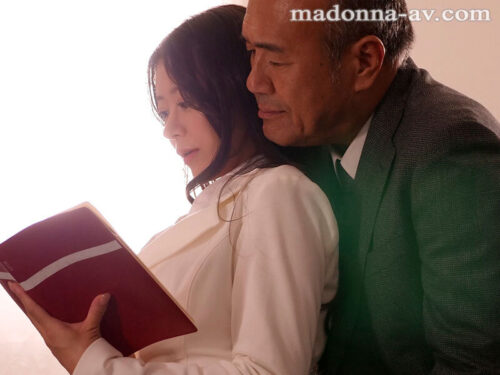 人妻秘書、汗と接吻に満ちた社長室中出し性交 恵まれ過ぎた‘神’新人、遂に≪中出し≫解禁!! 篠原いよ