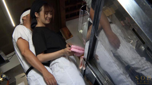 ラーメン屋唯一の女バイト、汗だくガテン系店員の性欲発散を担うセクハラOK娘。 渚恋生