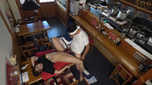 ラーメン屋唯一の女バイト、汗だくガテン系店員の性欲発散を担うセクハラOK娘。 渚恋生